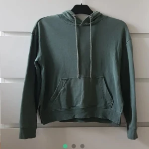 H&M - Säljer nu en jätte fin Hoodie från H&M , väldigt använd men är fortfarande  i ett väldigt bra skick . Passa både xs och xss , Kom priv för fler bilder eller mer info💘 