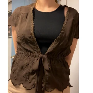 Söt brun topp - Brun Vera Moda topp med inbroderade blommor. Köpt second hand och är i perfekt skick. Är strl M men passar även S. Frakt tillkommer💞