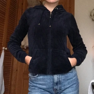 Mörkblå Cubus sammetshoddie - Mörkblå, superfin och mysig hoddie från Cubus! Använd för längesedan men inte nu. Frakt tillkommer❤️