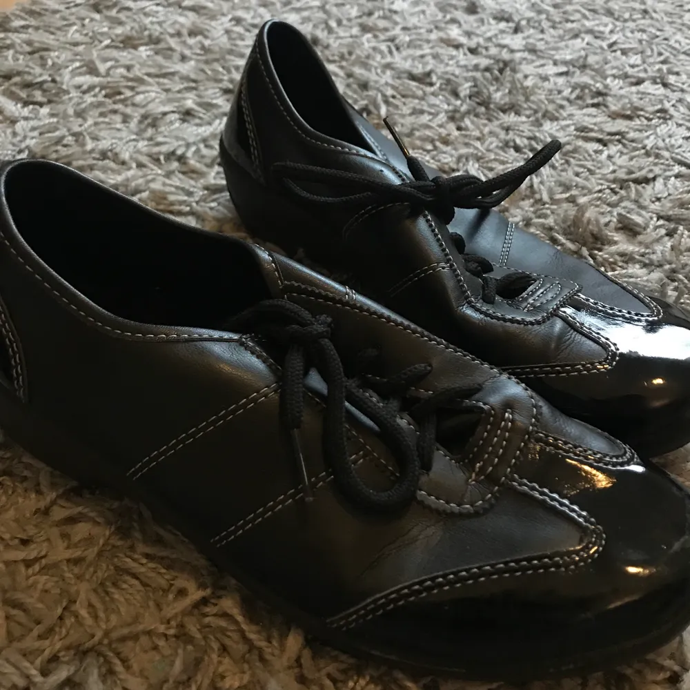 Ett par svarta skor i strl 39. Har knappt blivit använda. Vet inte vad för slags sko det är men liknar lite bowlingskor. 40+ frakt😊. Skor.