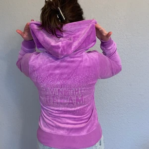 Vintage Hoodie!🦋 - Jättefin vintage Hoodie köpt på second hand! Storlek S!🦋🦋 Superfint skick! 