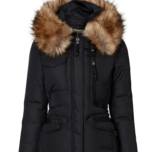 Vinterjacka  - Säljer en vinterjacka som endast är använd ett fåtal gånger. Den är väldigt varm och i ett gott skick. Hör av dig vid frågor och för mer bilder på varan 🥰 Nypris: 1700. Priset går att diskuteras 