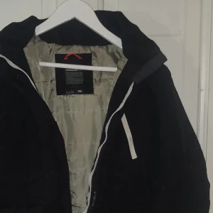 Vinterjacka - Didrikssons vinterjacka, passar perfekt till skidsemestern🏔️🎿 + frakt 95.                    (Strl 160 men sitter som en S)