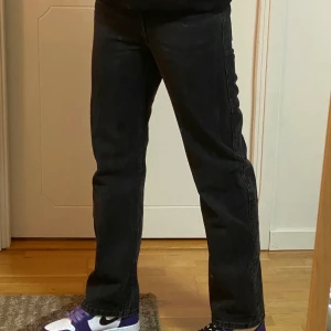 Weekday jeans - Säljer dessa jättesnygga  svarta jeans från weekday i modellen row. Storleken är W26/L30 vilket motsvarar S. Jag är 164 cm i referens. Bud från 200 kr.