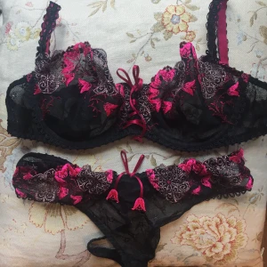 Vintage bh - Säljer en liknande blå!!  uppskattade den till 75B men såg sen att det står 70 C, skulle säga att det stämmer bra! Trosorna är string och i strlk S, men då de är stretchiga så sitter de bekvämt på mig som brukar ha 36/38 i trosor.