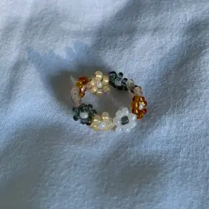Säljer även på Instagram: @parlsmycke ✨          Säljer min pärlade ring och gör även på beställningar. Valfri storlek och färgkombination går även att välja❣️ Gjord av fina glaspärlor och stark fisketråd som håller! Pris: 30kr