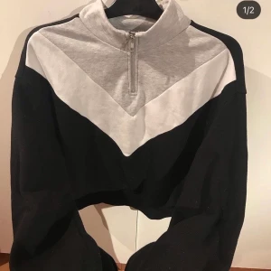 Zip sweatshirt  - Zip sweatshirt från H&M i M. 99kr inkl frakten. 