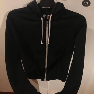 Svart kofta  - Svart kofta med dragkedja från H&M i XS, 99kr inkl frakten. 