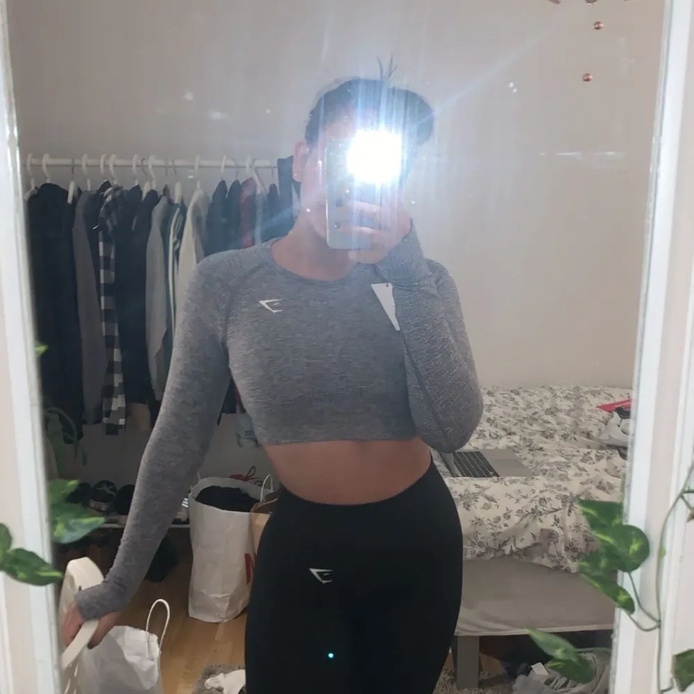 Säljer nu världens finaste GYMSHARK tröjan som används 1 gång! Gillar mer längre tröjor så därför säljs den vidare. Passar även S! Frakt:42kr 🥰. Tröjor & Koftor.