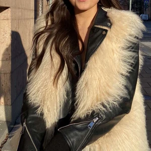 Pello Bello väst  - Super fin Päls väst o Mongolian fur från Pello Bello, endast använd 1 gång. Nypris 1799kr (fungerar året om) Bröst: 98cm Längd:62cm
