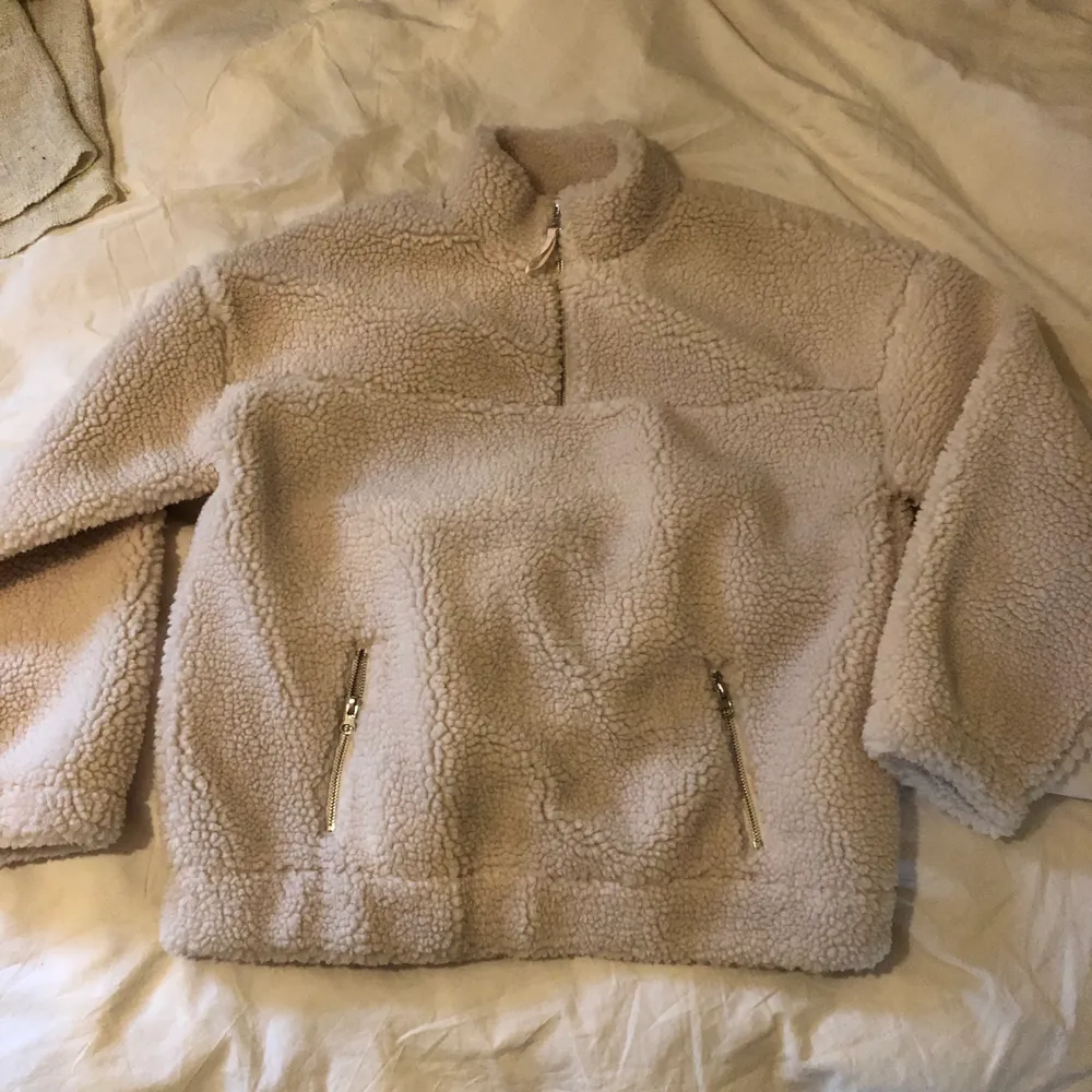Supermysig oversized vit sweater med teddymaterial. Helt oanvänd, säljer då jag aldrig fått den till användning ! Köpt på Asos. Frakt tillkommer 💖. Hoodies.
