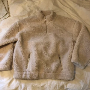 Kofta - Supermysig oversized vit sweater med teddymaterial. Helt oanvänd, säljer då jag aldrig fått den till användning ! Köpt på Asos. Frakt tillkommer 💖