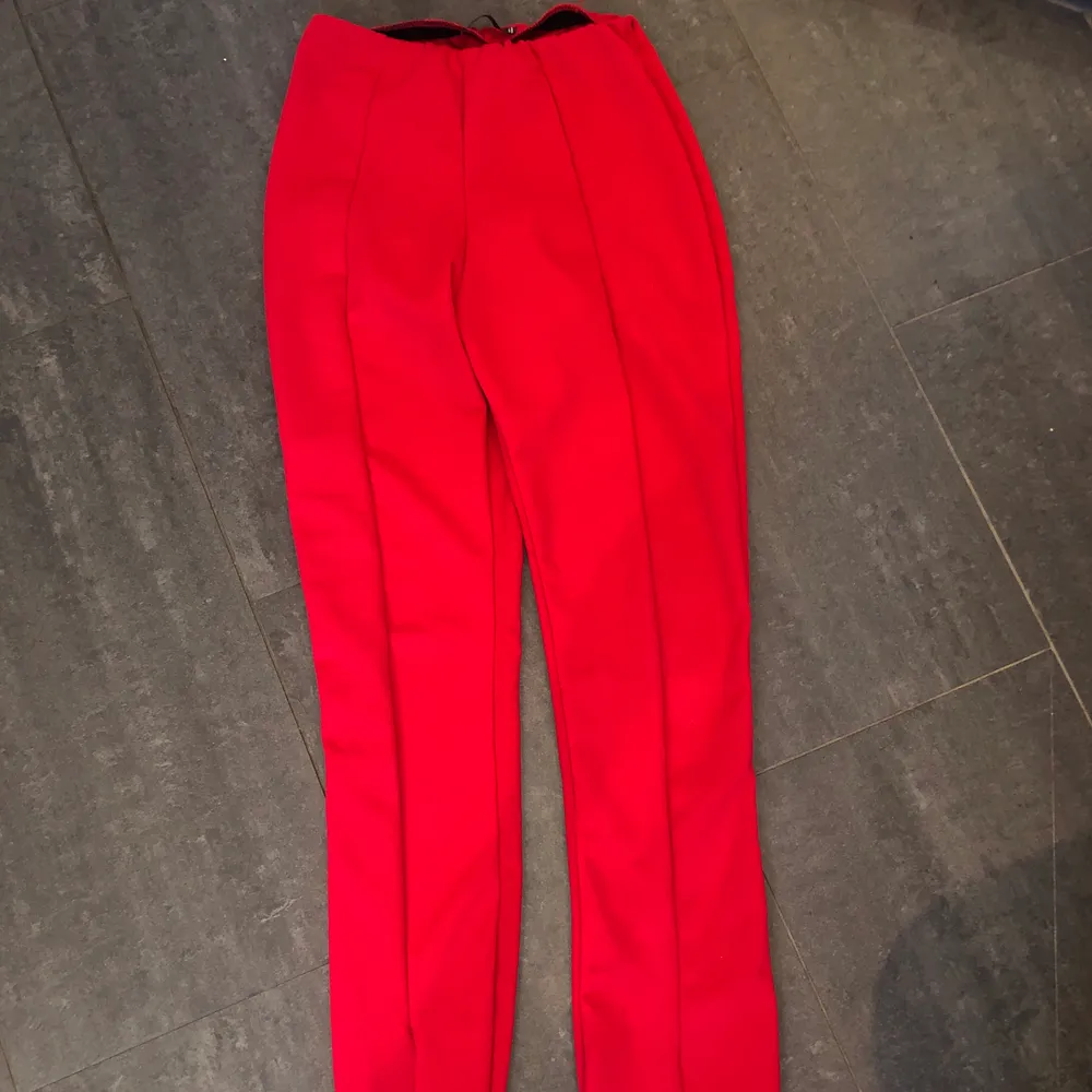 Röda leggings från missguided tall med slits strl 36. Använda en gång. Säljer på grund av att dom är lite korta för mig (är ca 180 cm). Dom är väldigt sköna och stretchiga. Säljer för 40 kr plus frakt, alltså 103 kr. Pris kan diskuteras.. Jeans & Byxor.