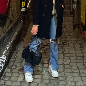 Straight jeans med slits  - Fina blåa jeans som sitter omfamnade och snyggt på rumpan sen faller fint på benen med slits nertill. Säljs pga de är för små :( 