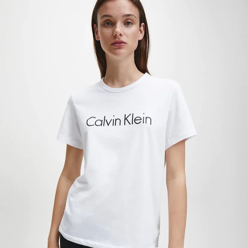 Säljer en Calvin Klein T-shirt i storlek S och sitter lite oversize i modellen. Den är i bra skicka och inte så mycket använd. Mitt pris är 150kr. . T-shirts.