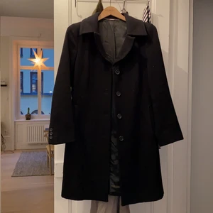 Dolce&Gabbana kappa XS/S - En svart Dolce & Gabbana kappa som har några år på nacken, därför priset. Skulle gissa på att det är storlek S, den är lite tajt på mig (axlar) som är S/M. Säljer till högsta bud och frakt tillkommer. Bara att fråga om du undrar något((: