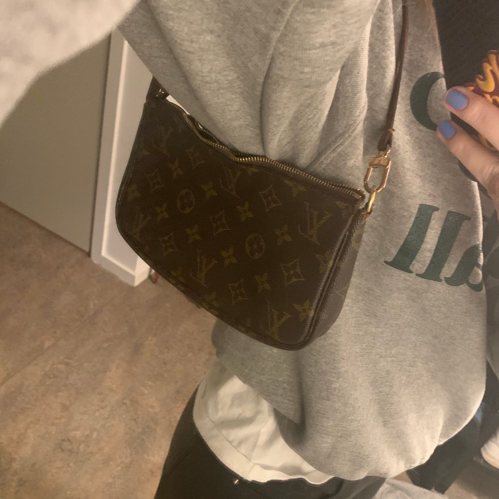 Vintage Louis Vuitton pochette väska i fair skick. Draget till dragkedjan saknas men inget som stört mig (går alltså fortfarande att stänga!!!) , den har en liten buckla i kanvasen men inget märkbart. väskan är tillverkad i Frankrike runt 2001, självklart äkta!. Väskor.