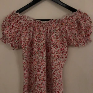 Blommig topp  - Blommig topp med volang ärmar 