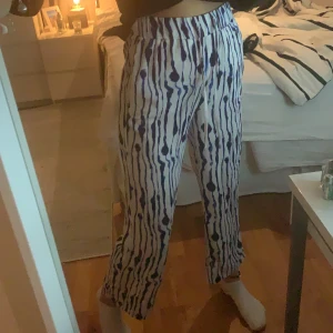 Byxor  - Säljer nu jättefina och sköna byxor med en lösare passform, använda 1 gång. 