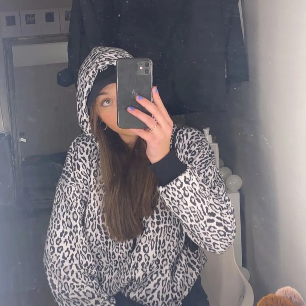 Super cool hoodie i leopard mönster, köpte den för några månader sedan men de har inte kommit till så mkt användning, den är väldigt stor i storleken så skulle nog säga att det är mer M än S men det är as najs med stora hoodies😇😇. Hoodies.