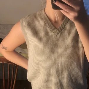 Pullover  - Rutig beige pullover, frakt tillkommer 