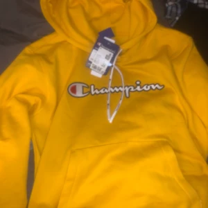 Champion hoodie - Säljer denna (helt oanvända) gula champion hoodien i stl S, passar mig bra men säljer pga beställde fel färg. Lägg bud eller köp för 500kr +Frakt☺️ Nypris 799kr. 