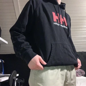Svart och röd, röd och vit helly Hansen hoodies (older) - Två hoodies från helly Hansen, både är ganska gamla med den svarta är minst använd av dem två. Både är i 2XL men passar som en M/L. Oversized. Svarta:200 röda:150 nypris ca900 ( Svarta hoodien såld! )