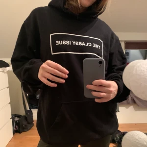 Svart THE CLASSY ISSUE hoodie - svart THE CLASSY ISSUE hoodie i storlek L. Helt nytt perfekt skick, sitter oversized. köptes för ett bra tag sedan men har ej kommit till användning nästan alls, använts max 2 gånger. 