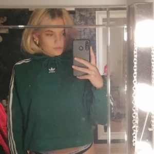 Adidas hoodie - Grön adidas hoddie i croppad modell, storlek XS-S, 75 kronor