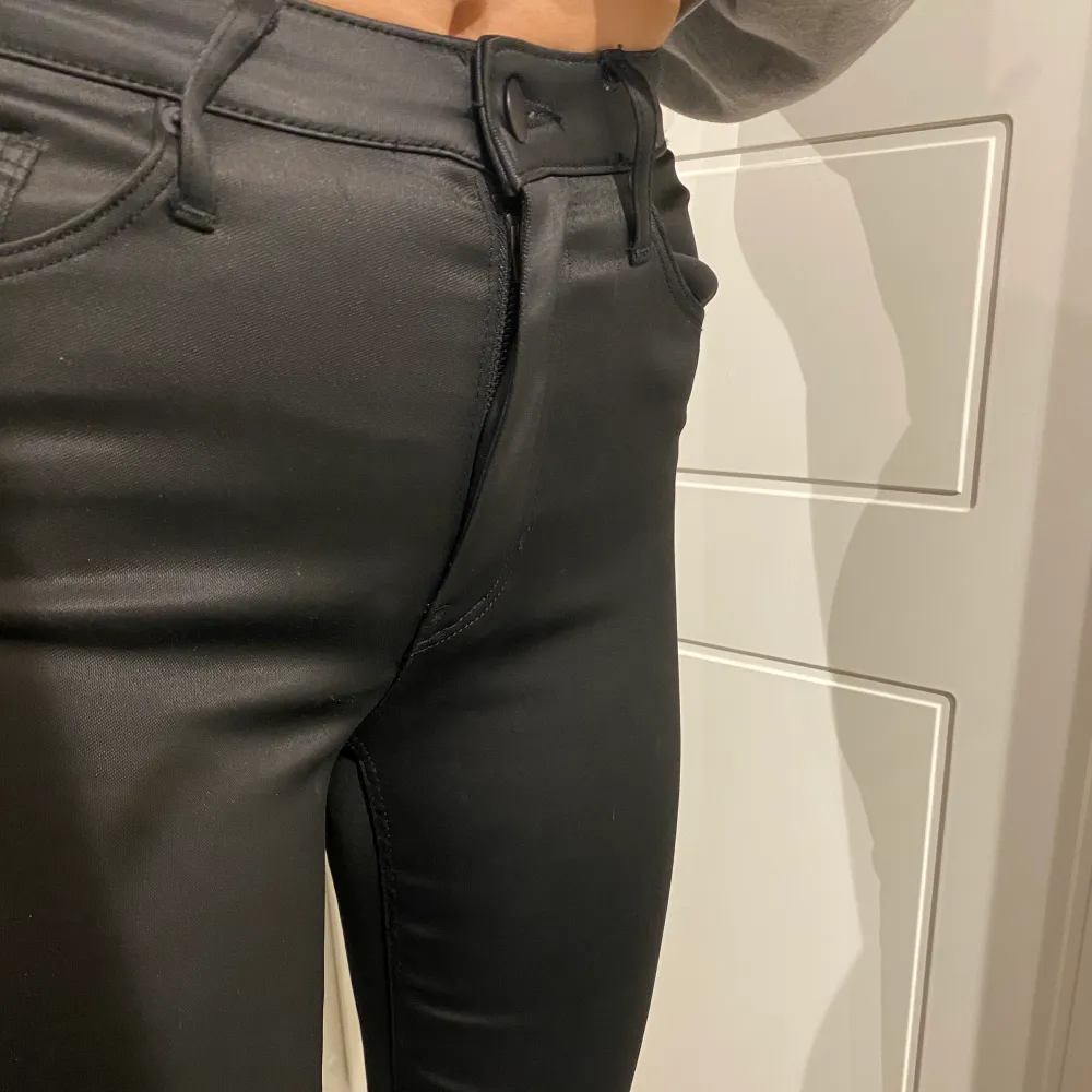 Svarta glansiga jeans, fint skick! Hon på bilden är 174 cm. Frakt tillkommer🖤🤍. Jeans & Byxor.