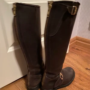 Höga Johnny bulls storlek 36 - Endast använda tre gånger då dom tyvärr är för små. Väldigt fint skick🥰