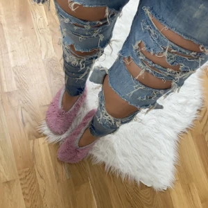 Byxor - Byxor med hål. Det står att det är till ålder 13. Funkar för mig som är 15 men tajt vid rumpan och medjan. 