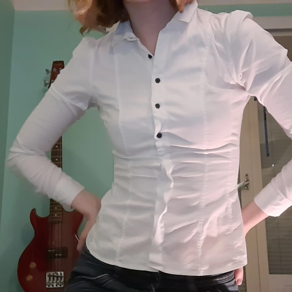 Vit tajt skjorta  - 90