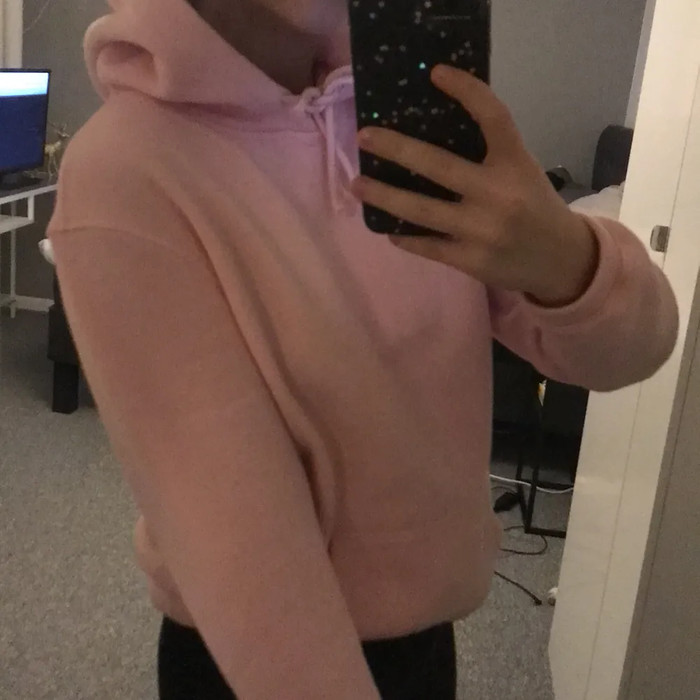 Skit snygg rosa hoodie från H&M herravdelning!! . Tröjor & Koftor.