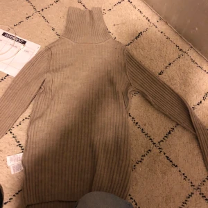 Beige polotröja  - Beige polotröja i storlek S, tunt stickad. 