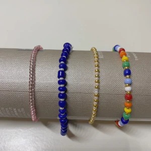 Handgjorda armband🤍🖤 - Säljer mina handgjorda armband! Passar de flesta då tråden är elastisk🖤 Limmar även för extra hållbarhet! Frakt +11kr📬🤍