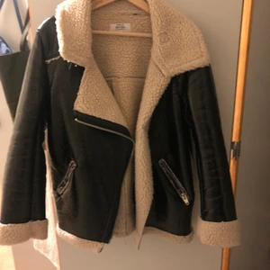 Cool jacka i läder och ull - Jättecool läder jacka med ull inuti. Vet inte vart den är köpt men den är i bra skick och är verkligen jättecool. Köpt förr förra året för 800kr