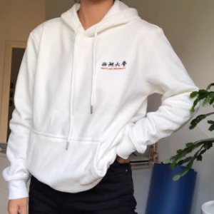 Hoodie - Fin och mysig vit hoodie. Fortfarande i orginal förpacking, endast testad! Storlek L, men passar även mig som har XS/S för en oversized look ✨ köparen står för frakt 79kr 