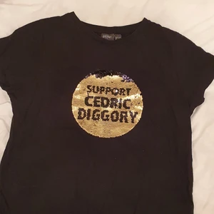 Toppar och t shirt - T shirt Harry Potter  size L köpt från London använd 1 gång 70 kr. Topp svart&Beach  size 44 från next i London 30 kr. Topp grå med silver pärlor  använd 2 gånger size M från Gina tricot 20 kr.size betalning sker med swish och kontanter.