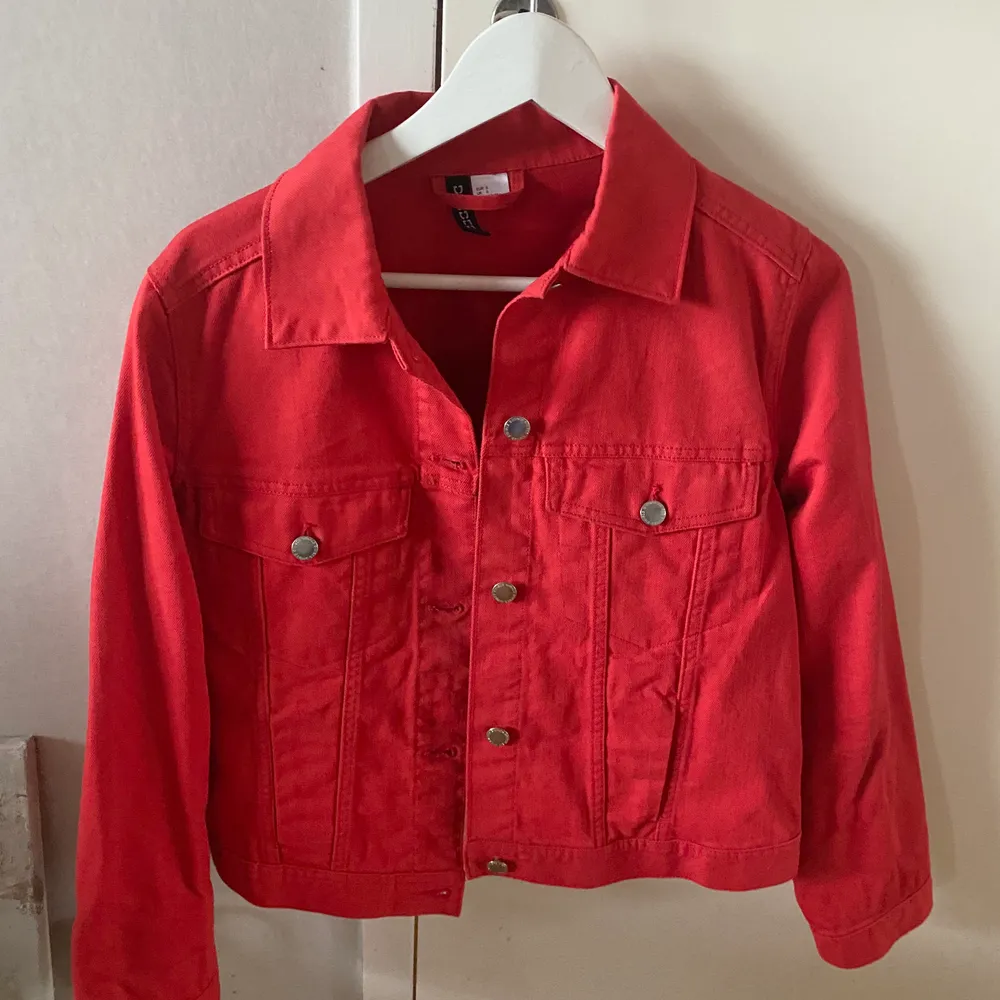 En super fin röd denim jacka från H&M i storlek S✨ Endast använd en gång!. Jackor.