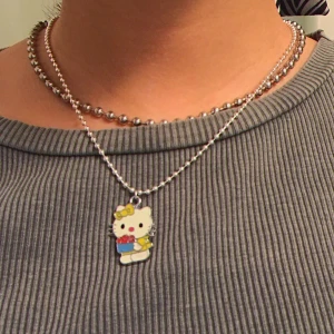 Y2K Hello Kitty Halsband - 🌏JAG STÅR FÖR FRAKT🌍 Jätte sött Hello Kitty halsband köpt på Depop, säljer eftersom jag inte använder det längre. I super bra kvalité och passar till allt. 