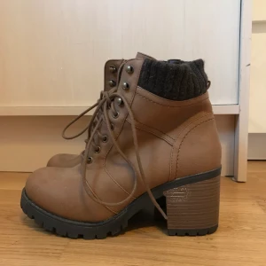 Höst/vinterskor med klack  - Fina höst/vinterskor med cirka 5cm klack. Aldrig använda så de är i nyskick. 