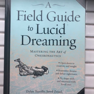 A field guide to lucid dreaming bok - Läst men i fint skick, något kantstött. 