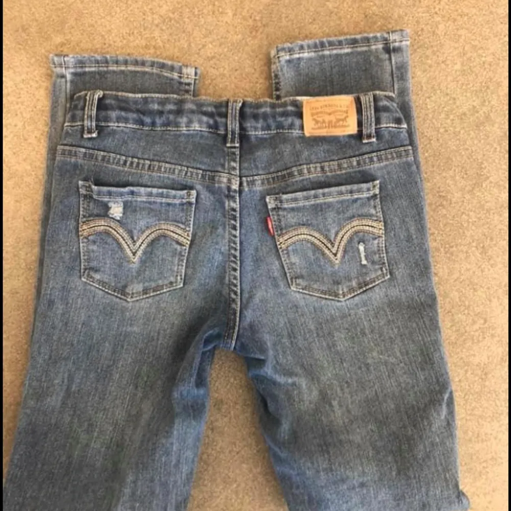 Fina Levis jeans, med snygga slitningar. Storlek 12. Modell 711 Skinny. Pris: 200kr, ev porto tillkommer. Jeans & Byxor.