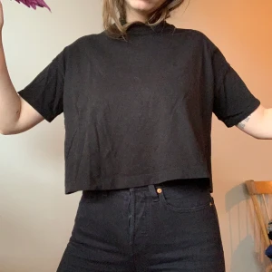 Weekday T-shirt  - Lite vidare T-shirt från weekday i superfin modell! Storlek s men passar även xs. Skickar eller möts i malmö🦋