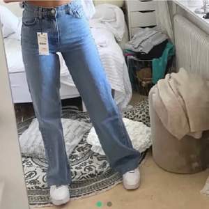 Säljer nu mina helt oanvända jeans ifrån Zara, med prislapp kvar. Trendiga men de var för små för mig. Jag är 177cm och de var bra längd på mig men de går även att klippa för önskad längd. Frakten ingår inte. (Lånad bild) 