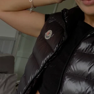 Moncler väst  - Moncler väst, XS, äkta, qr finns som bevis. Väldigt bra skick!