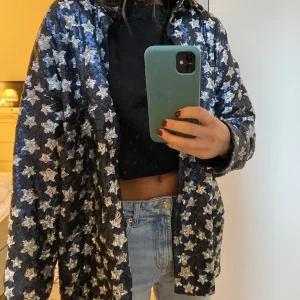 Stjärn jacka med paljetter - Säljer min fina zara jacka som jag köpte för något år sedan, säljer för att jag inte använder längre men har varit min favorit länge 💕 super fint skick fortfarande! 