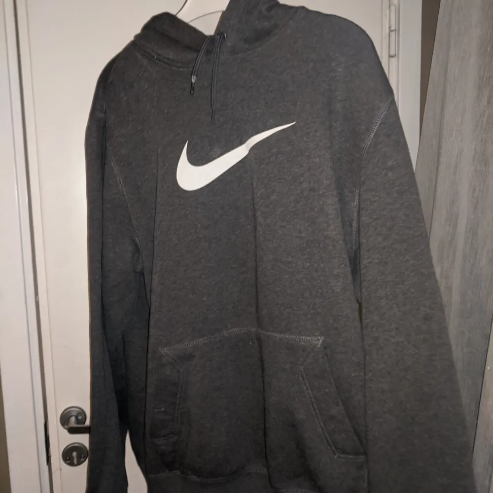 Nike hoodie med luva. Tröjor & Koftor.