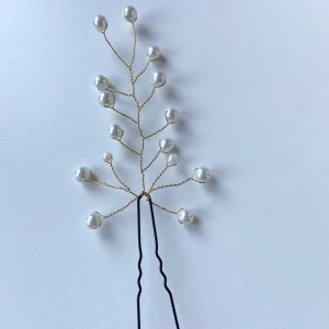 Handgjord hårnål - Material - guld koppartråd och vita glasspärlor 